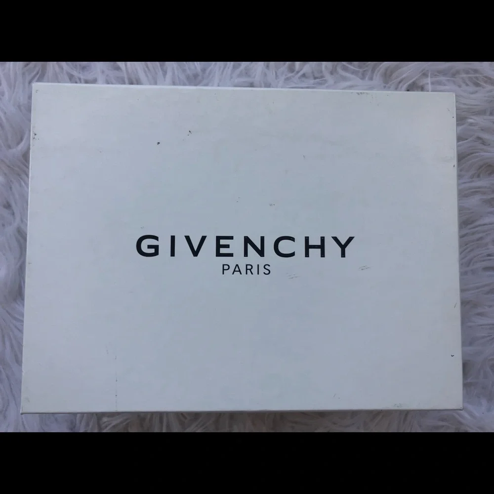 Givenchy White Box - Picture 1 of 2